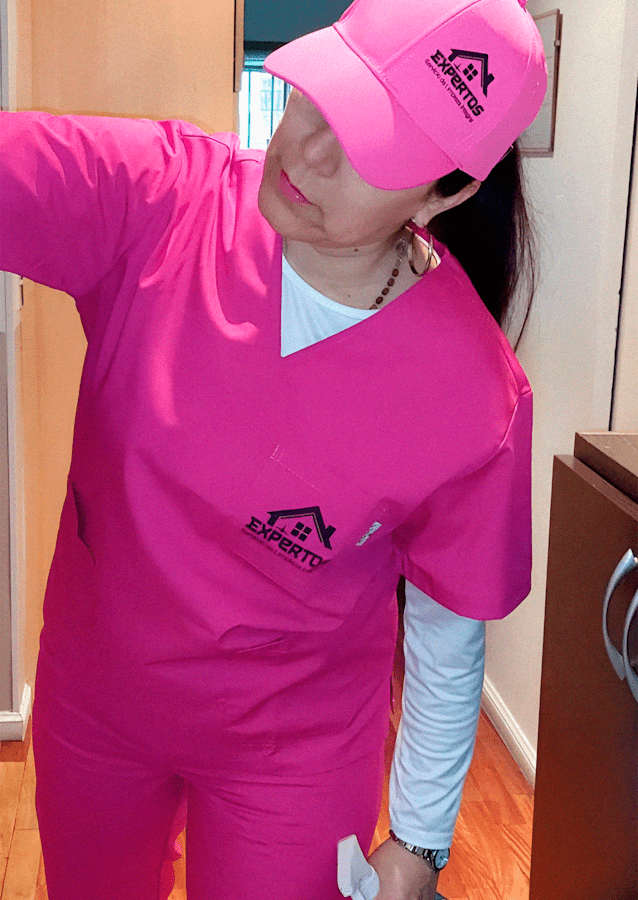 Profesional de Expertos Limpieza con uniforme oficial